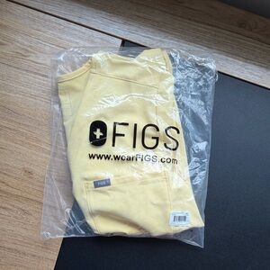 Medium Figs Butter yellow scrub top